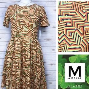 Size M Amelia geometric print dress w/pockets